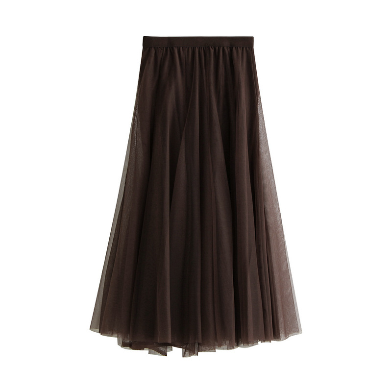 Ein High-Waist-Plisseetüll-Midirock in dunkelbraun mit fließendem Design und gerafftem elastischem Bund