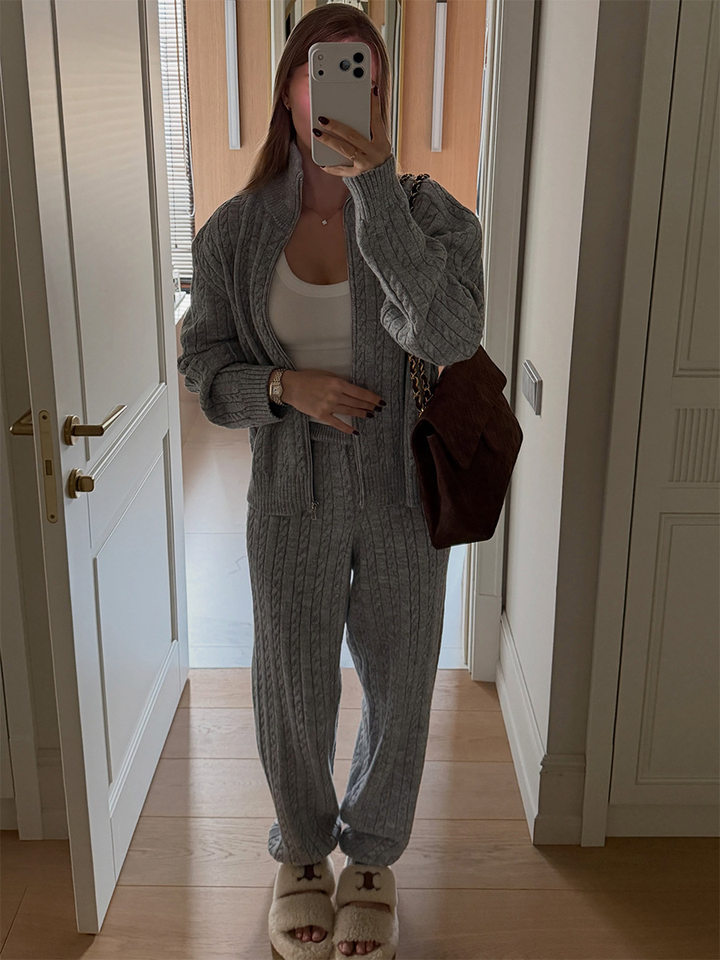Bộ hai món nữ áo len cardigan cổ bẻ khóa kéo phối quần dài ống đứng, form rộng — Bộ hai mảnh áo len màu hồng, Bộ hai mảnh áo len màu sô cô la, Bộ hai mảnh áo len màu xanh ô liu, Bộ hai mảnh áo len màu xám