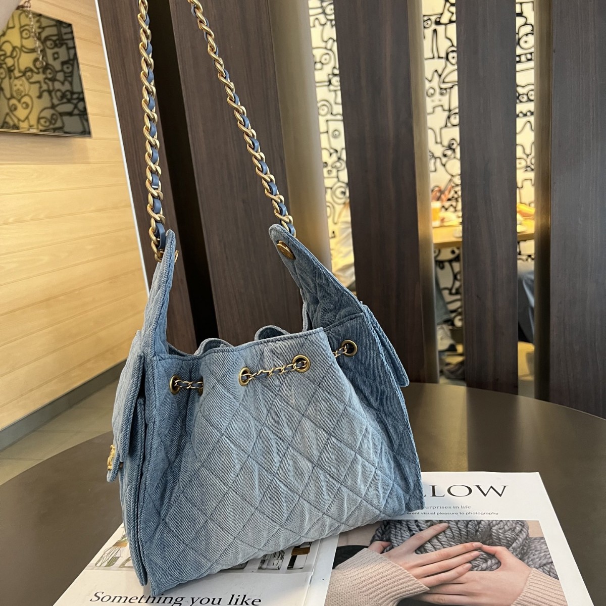 实物带LOGO小香风鱼子酱hobo腋下包水洗牛仔敞口抽绳链条水桶包女