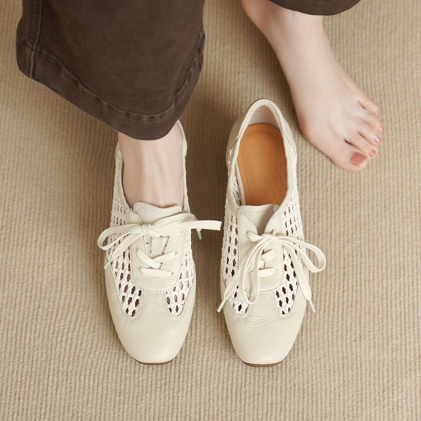 Giày sneaker nữ da cừu lỗ rỗng phong cách DeTrain đế mềm — Vàng nâu
