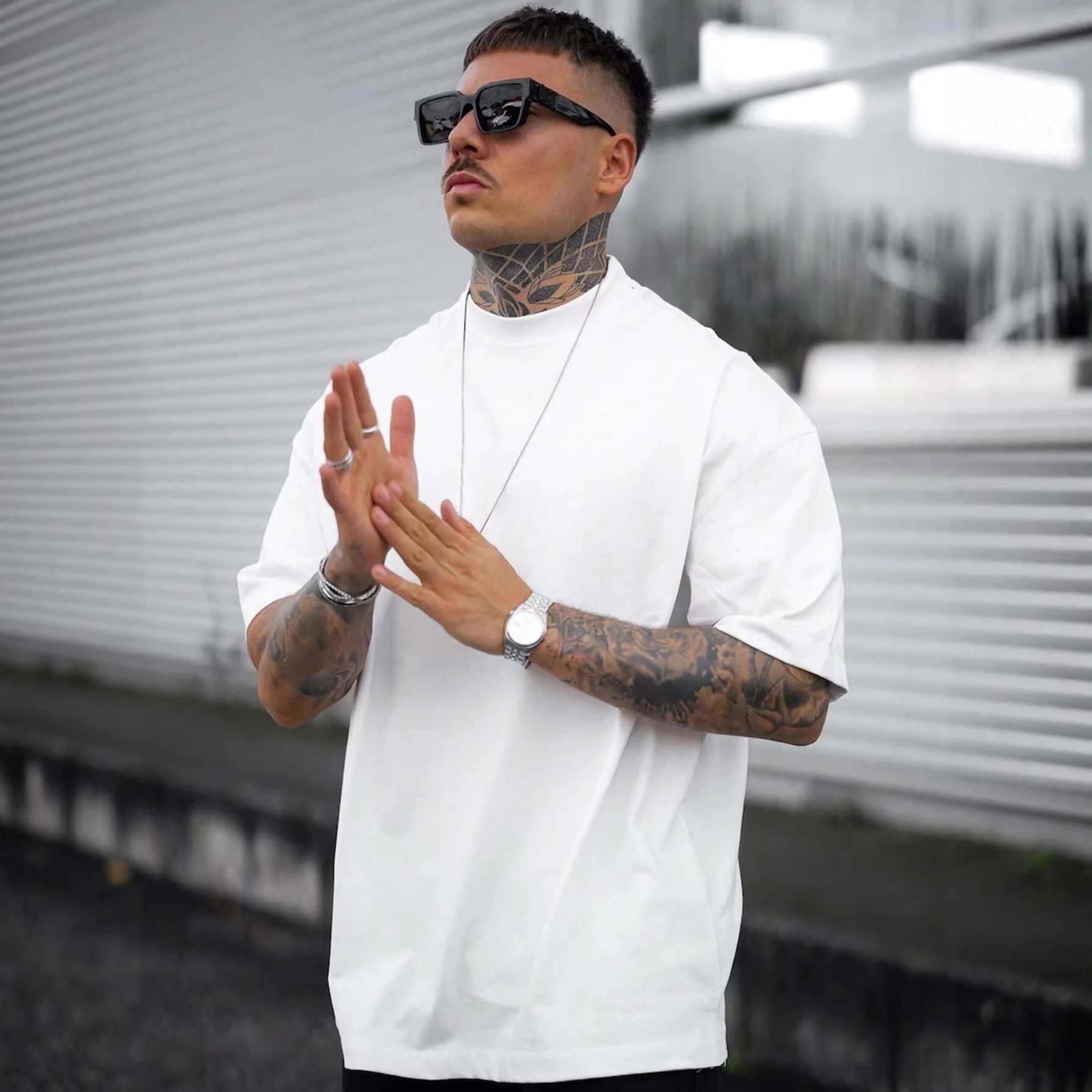 Sommerlicher Retro-Chic Herren-Pullover, schweres Kurzarm-Oberteil, lässiger Streetstyle mit überschnittenen Schultern, lockere Passform_voghion.com