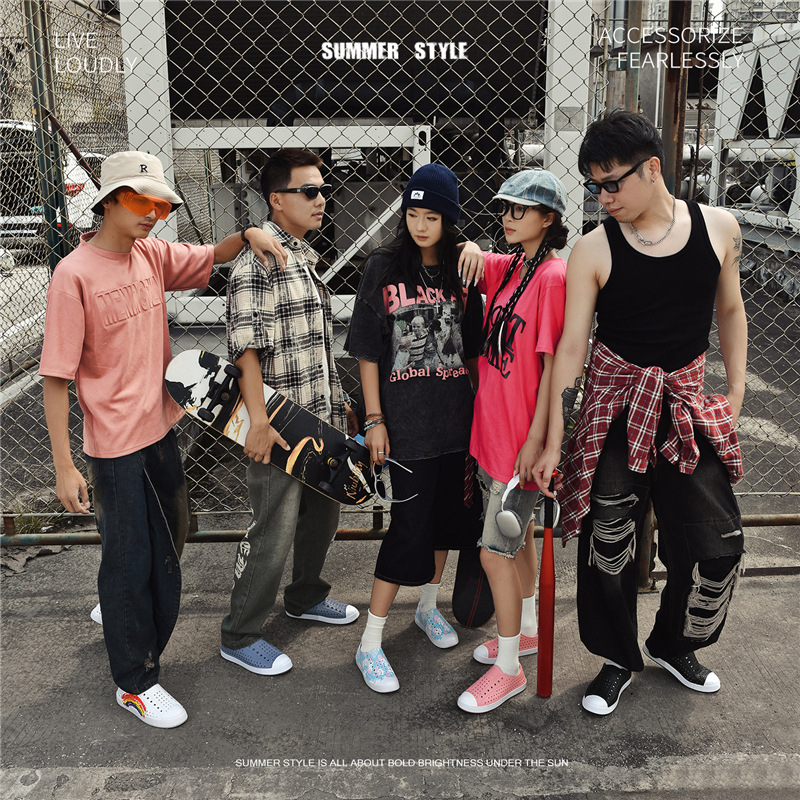 Zapatos de agujero ligero de verano al por mayor hombres y mujeres pareja verano antideslizante transpirable casual Hollow Beach Shoes sandalias