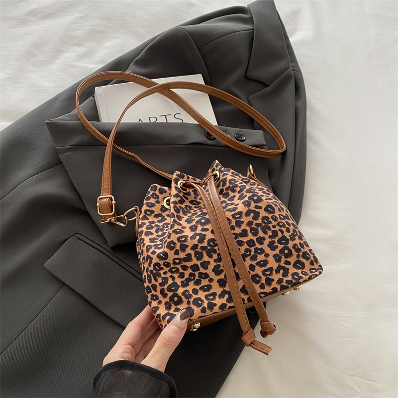 Nicho de diseño de leopardo correa bolso de cubo de agua mochila para mujeres 2024 nuevo popular bolso de hombro a cuadrillas portátiles
