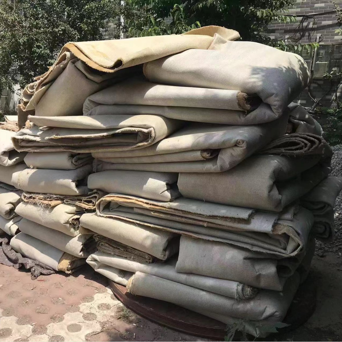 西安二手地毯大量出售，用途广 水泥毯二手地毯厚度6毫米地毯处理