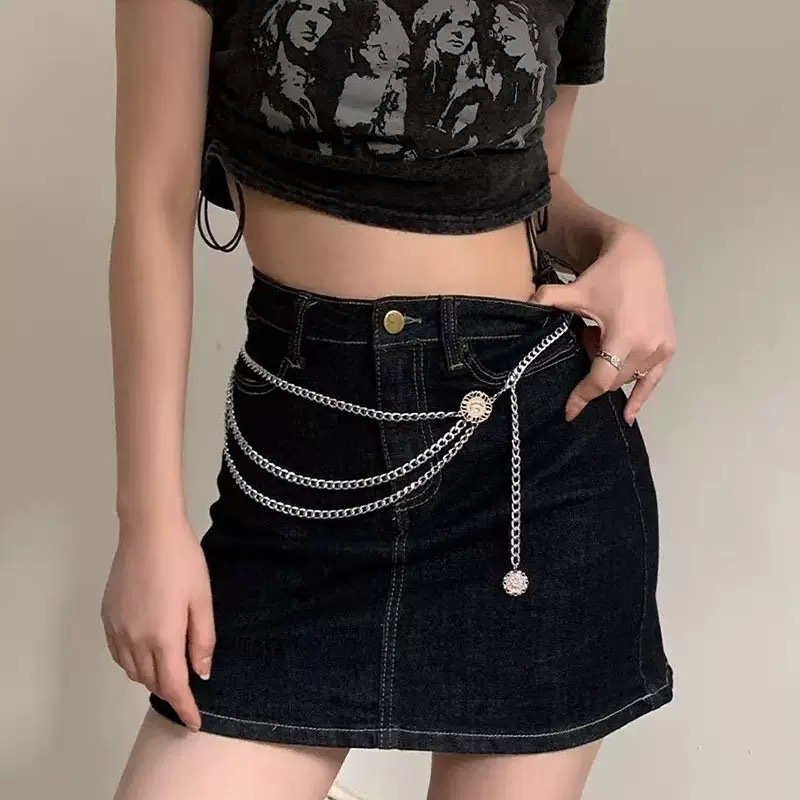 蝶の金属の腰のチェーンの女性は腰を収めてやせています。|undefined