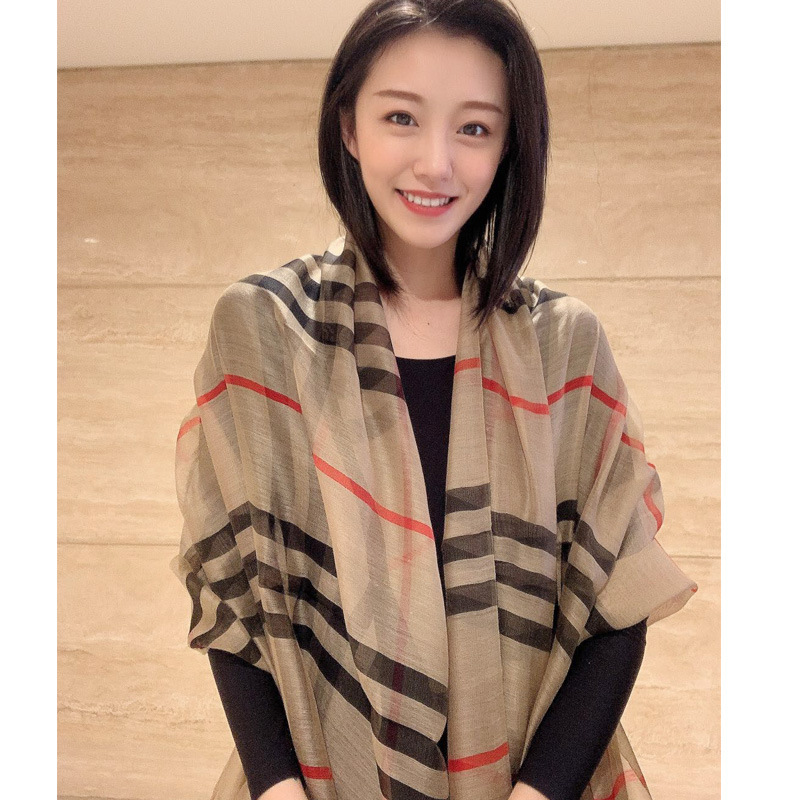 新しい格子のシルクの女性の秋冬の韓国版の百合の绢糸のストールのシルクのウールの混紡のハイエンドのマフラーの卸売り|undefined