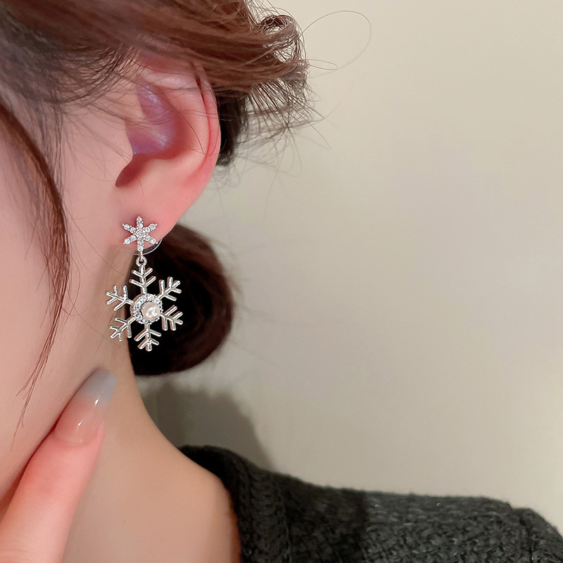 Retro Snowflake Copper Inlay Zircon Earrings 1 Pair