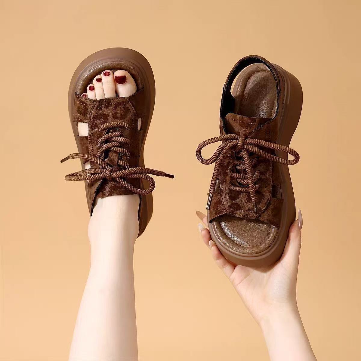 2026 mujeres de verano nuevas sandalias con patrón de leopardo nuevas moda muffins con falda suave red lazos rojos