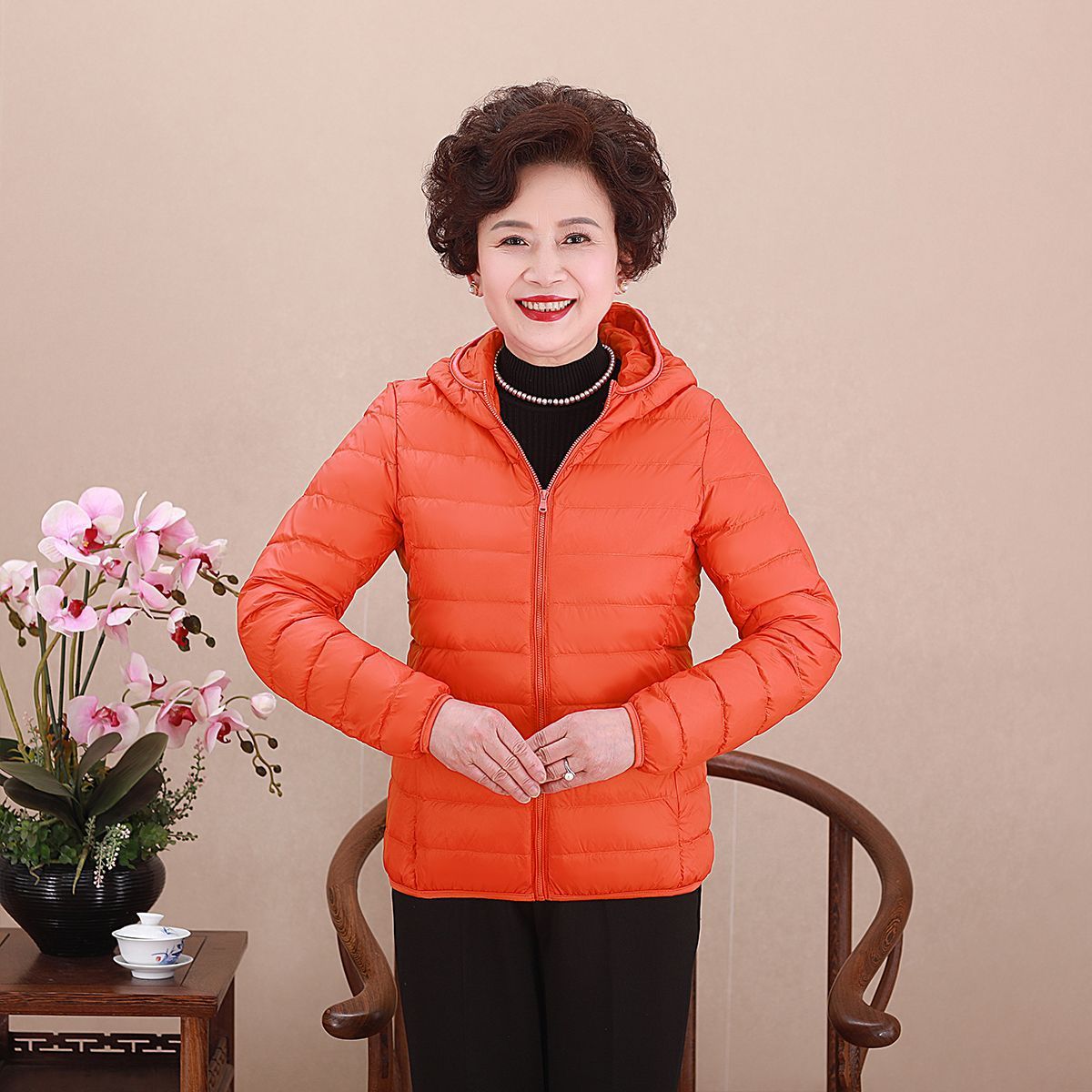 Chaqueta de pluma transfronteriza ligera y delgada nueva dama de mediana edad madres con chaqueta corta con capuzas más grasa MM gruesa