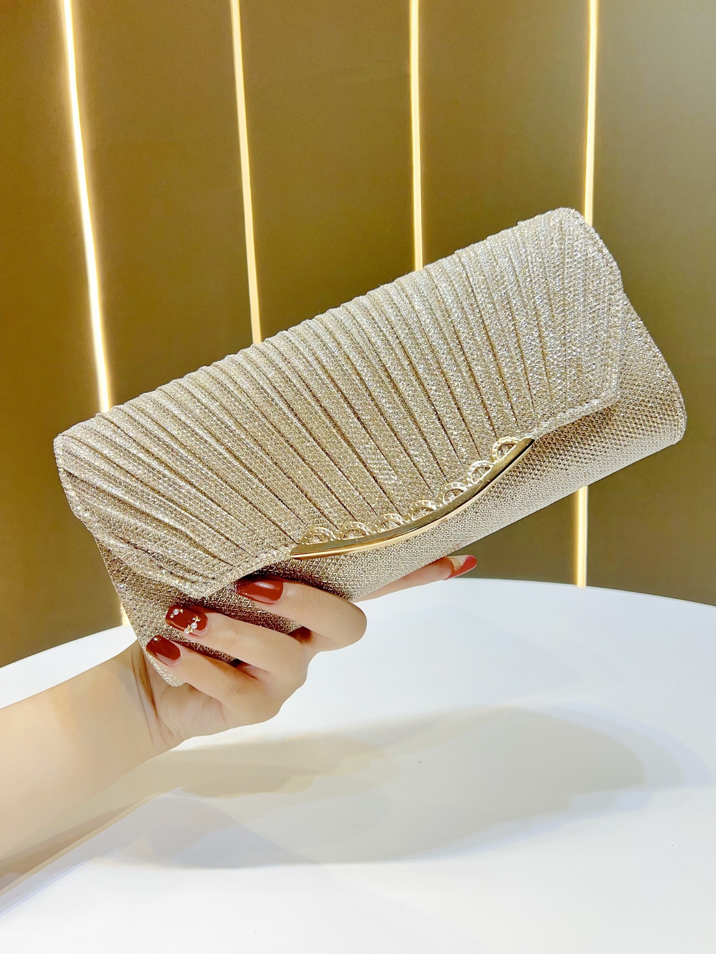 Nuevo bolso de cena brillante transfronterizo, embrague, bolso femenino de verano, bolso femenino de mensajero de moda de lujo ligero de alta gama