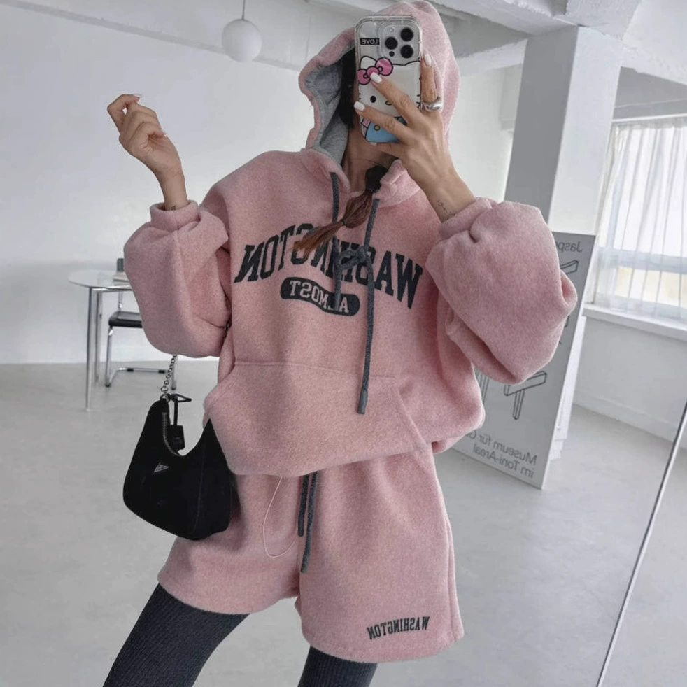 Комплект для женщин: осенне-зимний повседневный стиль, толстовка с капюшоном свободного кроя с принтом в виде букв, омолаживающая, + шорты с завышенной талией на завязках.