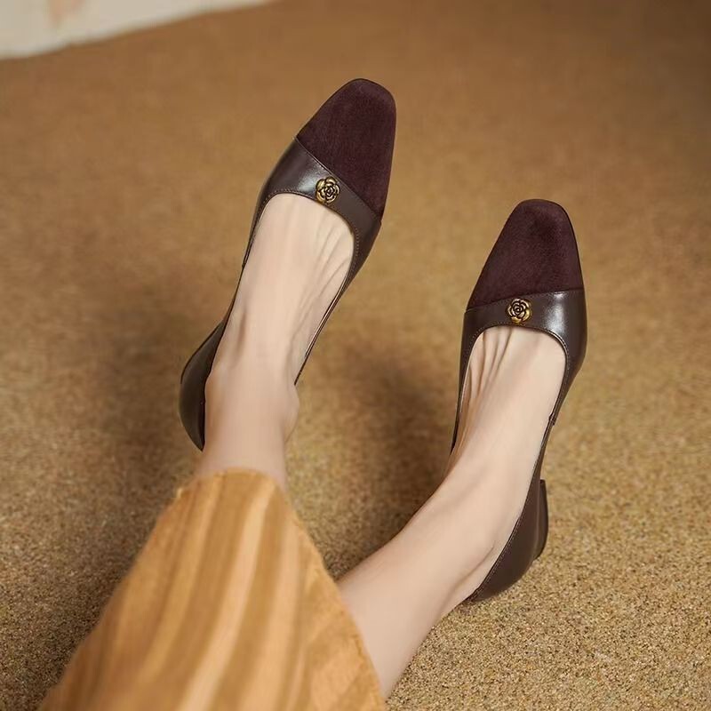 French-style high-end niche design women's shoes 2026 autumn collection, chunky heel, elegant square toe, commuting plum blossom buckle women's shoes French-style high-end niche design women's shoes 2026 autumn collection, chunky heel, elegant square toe, commuting plum blossom buckle women's shoes