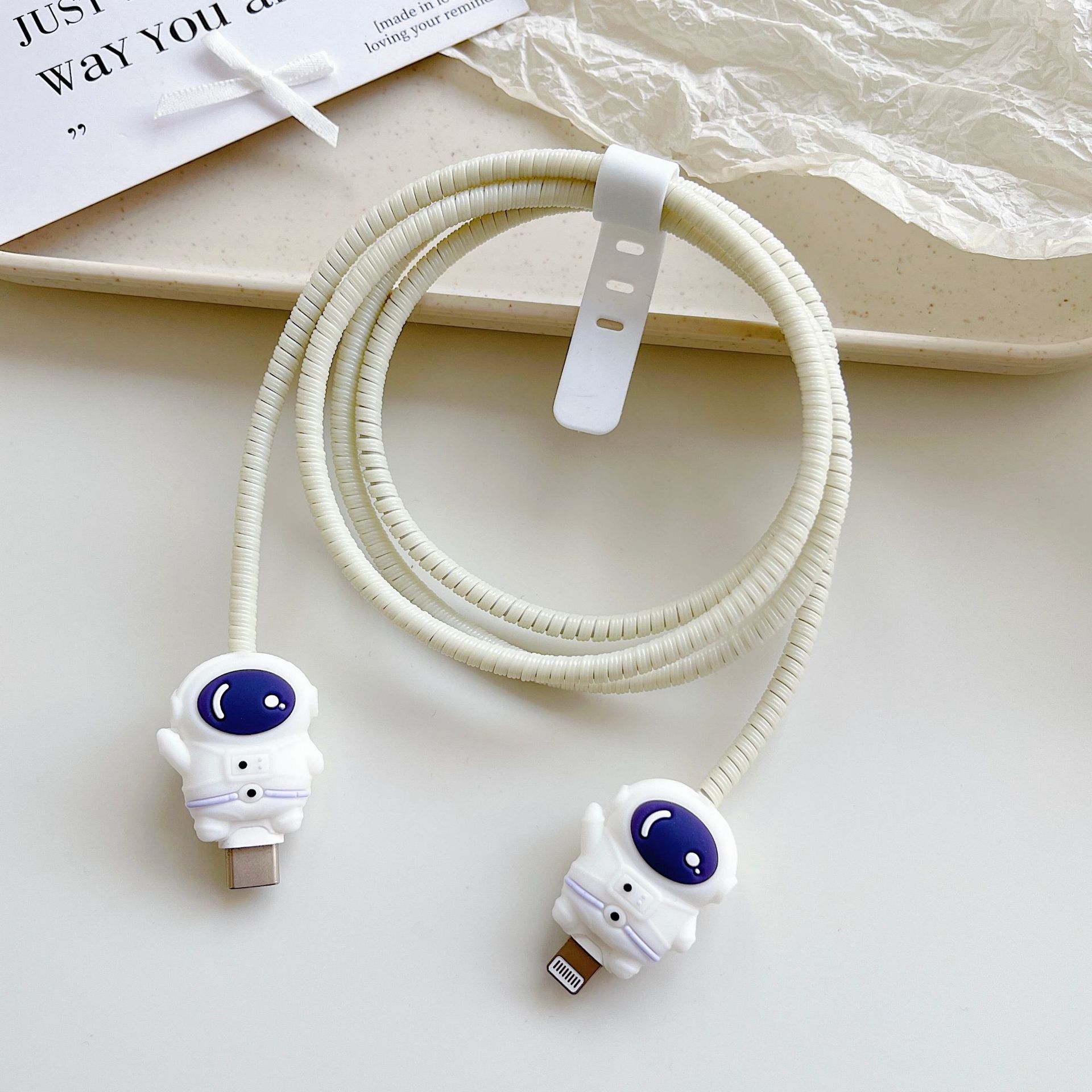 Amazon cartoon cable de datos cubierta adecuada para Apple Android cable de datos de carga rápida cuatro piezas en stock al por mayor