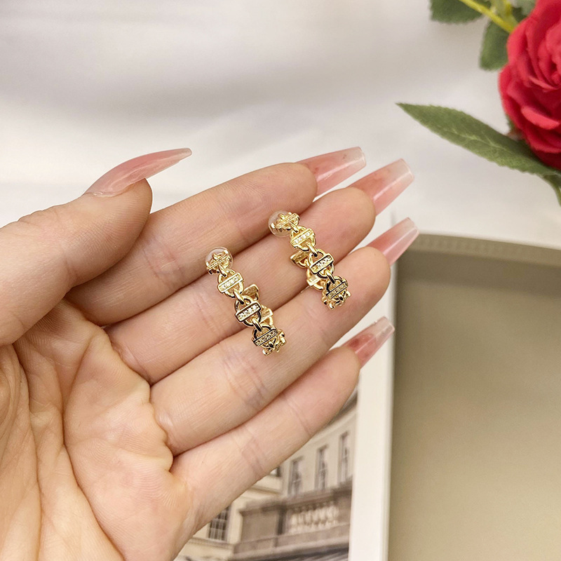 Vietnam Shajin estilo europeo pendientes de cerradura plata agujas de alto nivel sensación de viento frío fabricantes de mujeres Yiwu al por mayor accesorios suministro