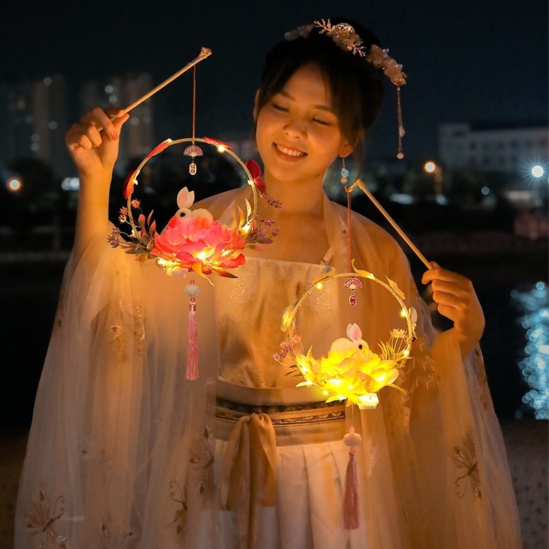 中秋節の提灯の古風の子供は手で光る手作りのdiy材料を持ってウサギの花灯を包んで屋台のおもちゃを並べて卸売りします。|undefined