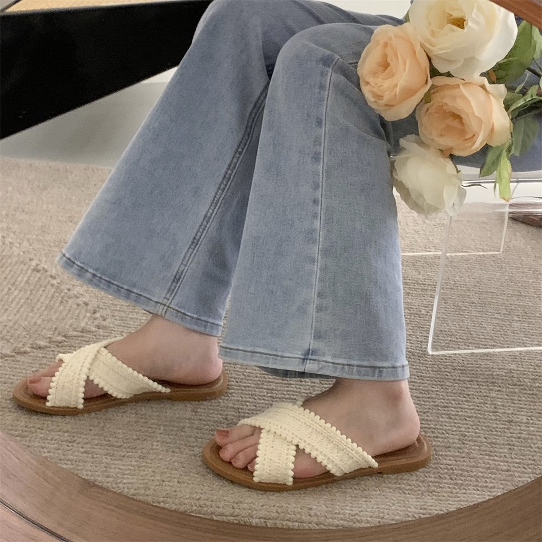 Παντόφλες με μια λέξη: Οι γυναίκες φορούν επίπεδους πάτους το καλοκαίρι φέτος. Τα νέα γαλλικά απαλά, όμορφα σανδάλια σε στυλ νεράιδας είναι δημοφιλή._voghion.com