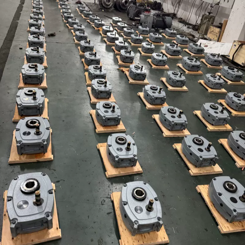 SMR系列轴装式减速机悬挂式斜齿轮硬齿面减速机带扭力臂定制批发