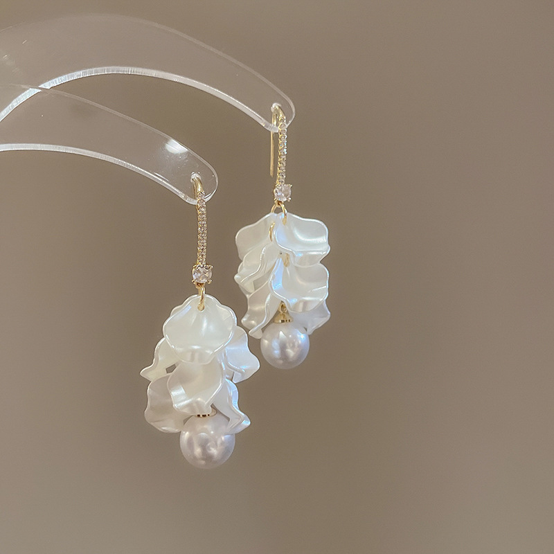 Pendientes de aguja plateados con pétalos de perlas con incrustaciones de diamantes y borlas, pendientes de tuerca de lujo ligeros y de alta gama con un diseño elegante y versátil.