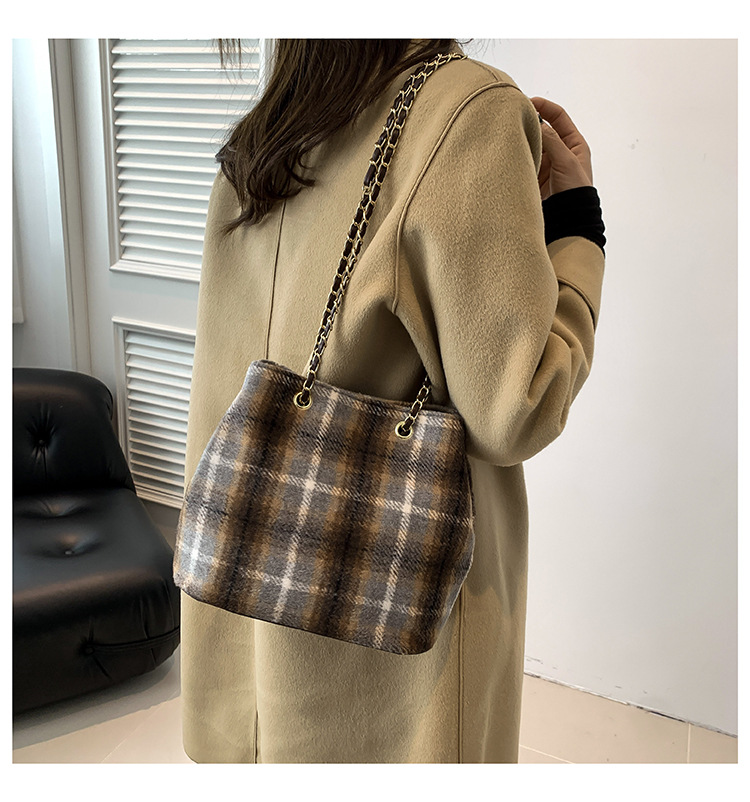 Retro and fashionable woolen texture bucket bag, large capacity commuting bag, chain check pattern casual single-shoulder crossbody women's bag undefined
