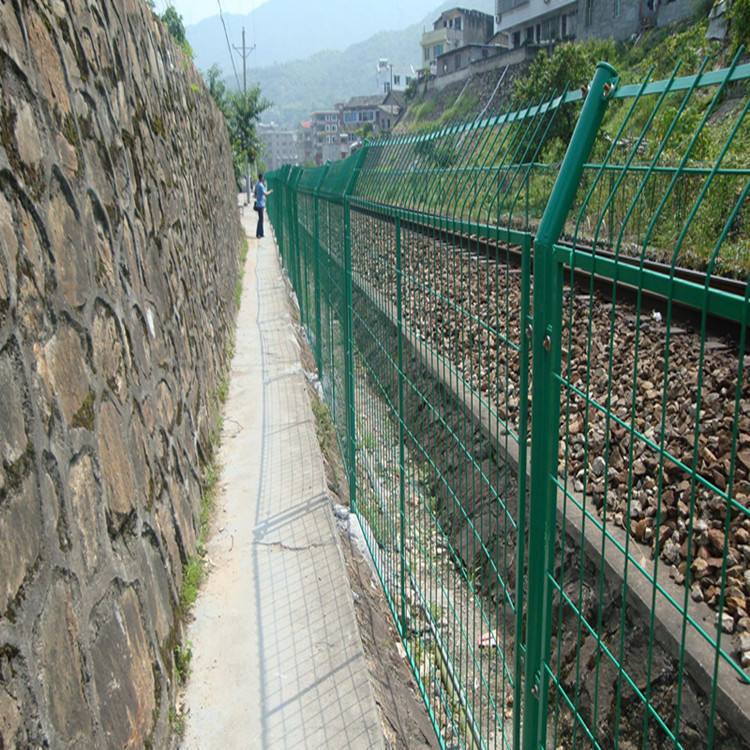 小区园林三角折弯护栏1.8x3米 金属圈地围栏景区铁丝网桃形柱护栏