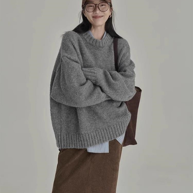 Thickened gray crew-neck sweater for women, perfect for fall and winter, with a retro Japanese style, loose and relaxed fit Thickened gray crew-neck sweater for women, perfect for fall and winter, with a retro Japanese style, loose and relaxed fit