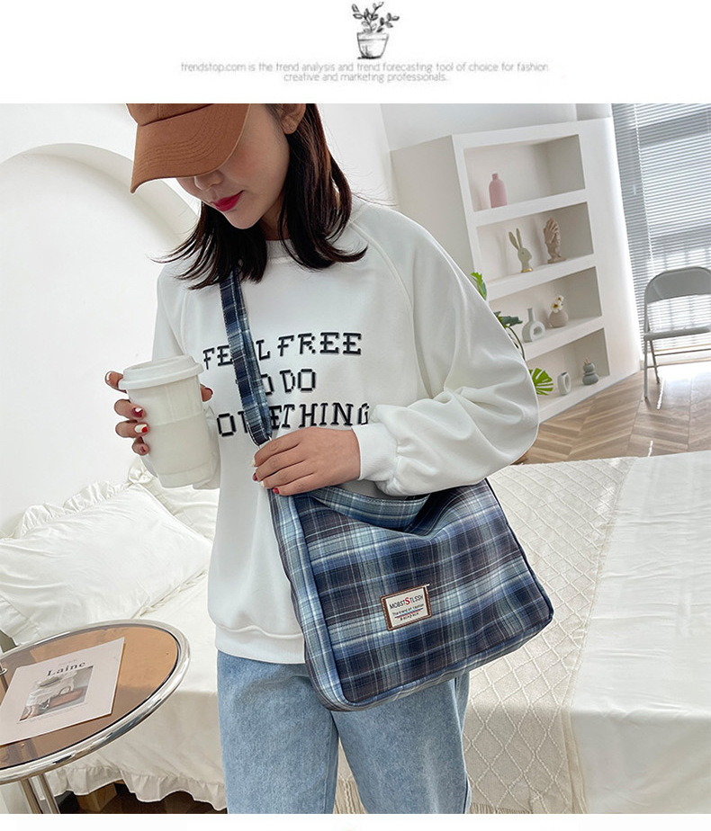 2022 New single-shoulder women's trendy checkered Korean style versatile crossbody bag for boys and girls, textbook bag Application Scenario