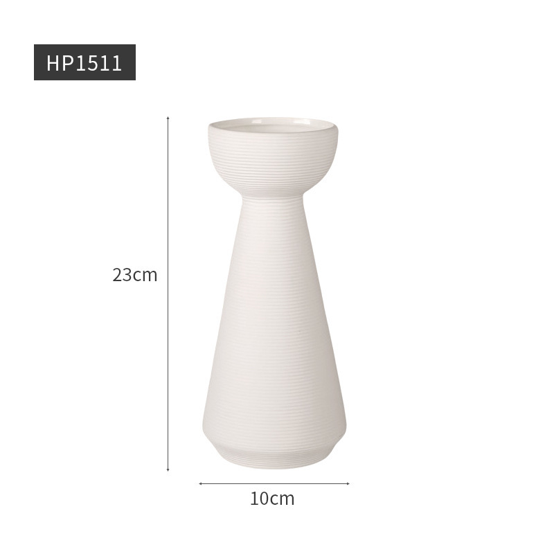 陶磁器の白い花瓶の置物は現代的でシンプルです。|undefined