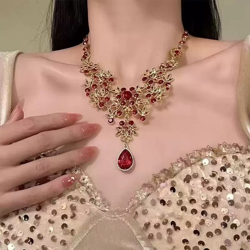 Red heavy industry flower tassel necklace