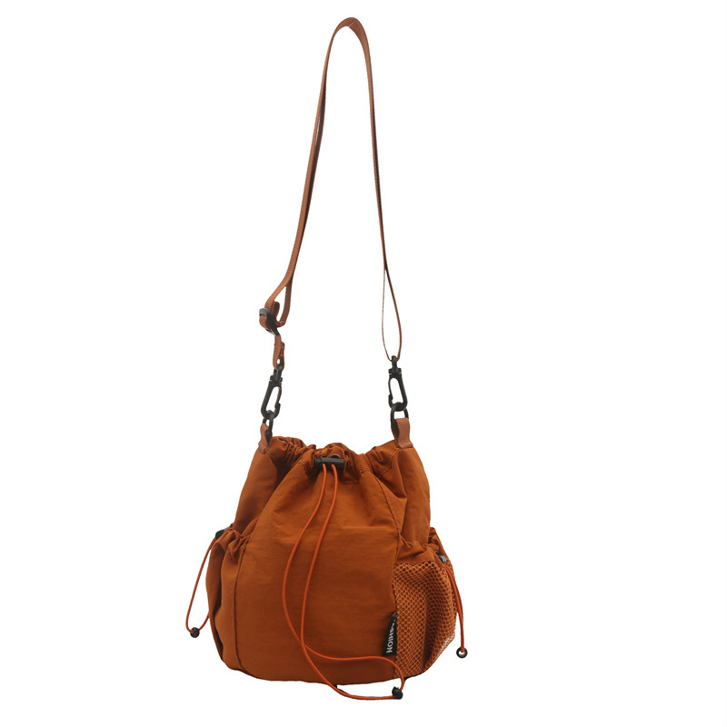 2025 verano nuevo nicho japonés y coreano tirar de la correa de tela de un hombro mochila de mujer ligera perezosa bolsa de cubo de feng shui