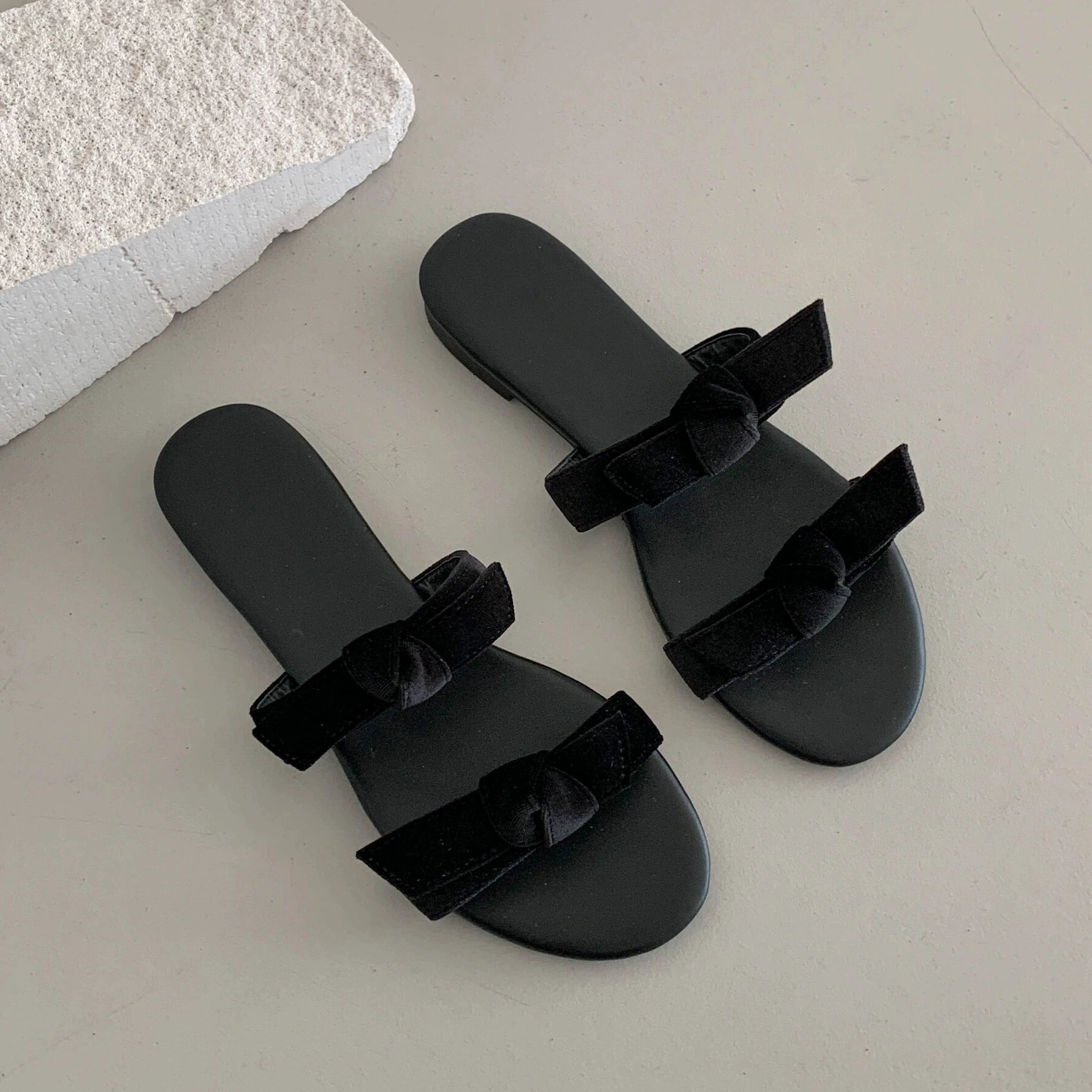 Кожаный бархатный бант с двумя буквами с плоскими сандалиями