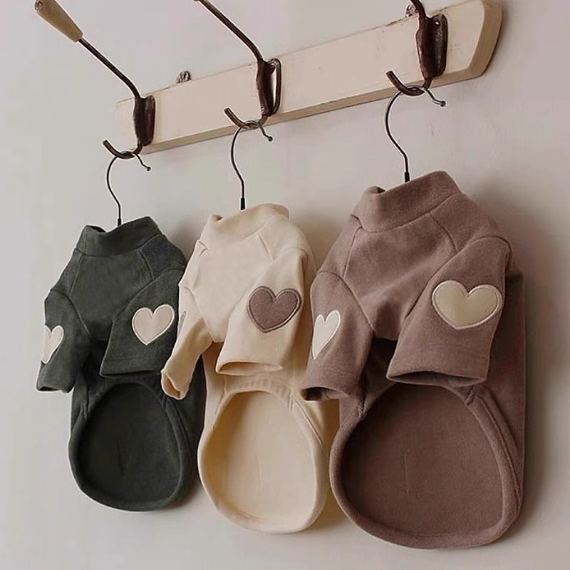 Perro de primavera y verano Maillard color salvaje amor camisa de fondo de terciopelo mediano y pequeño perro peluche gato perro mascota