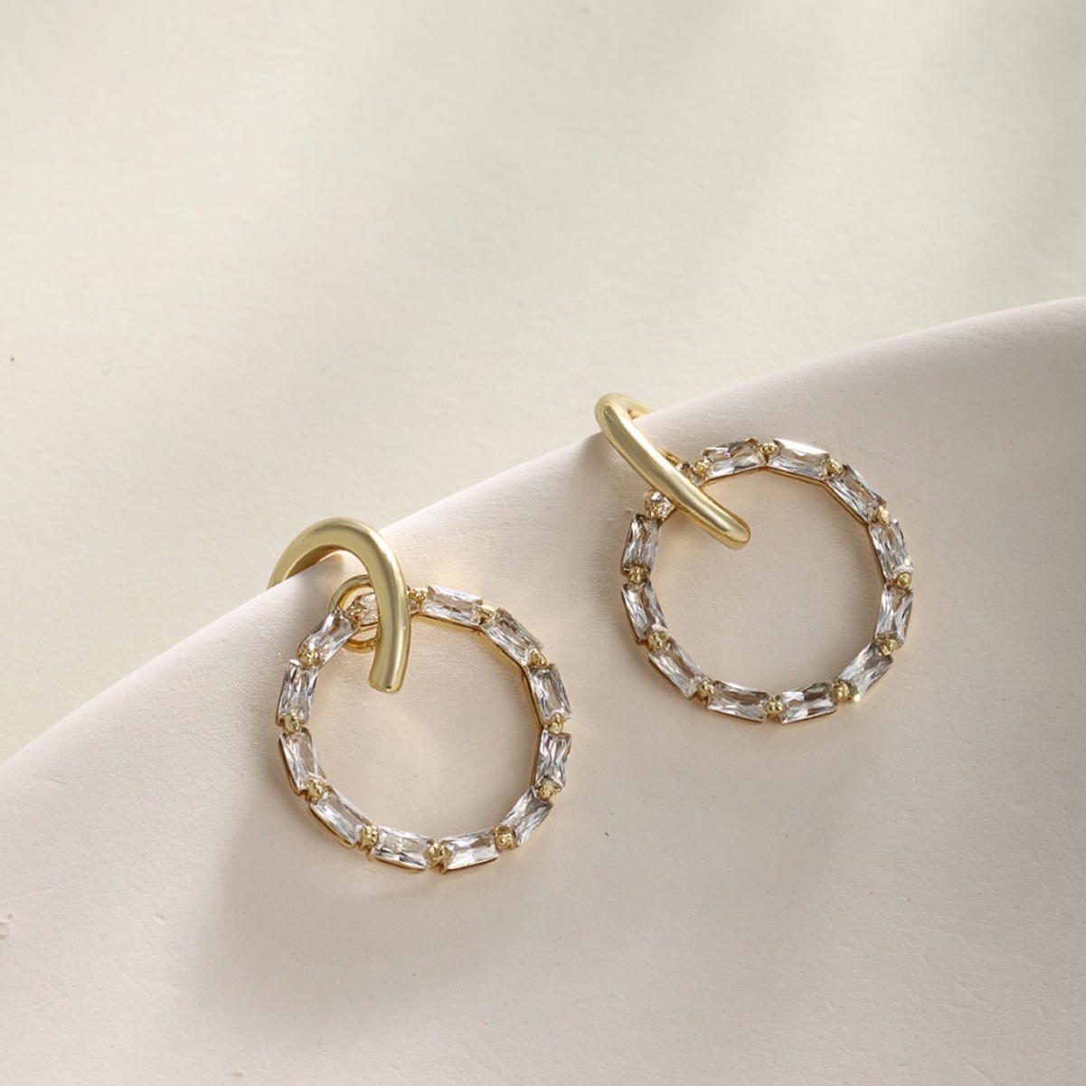 Xuping joyas geométricas redondas aretes de piedra de silicio de verano de alto nivel nicho europeo y americano simple aretes para mujeres