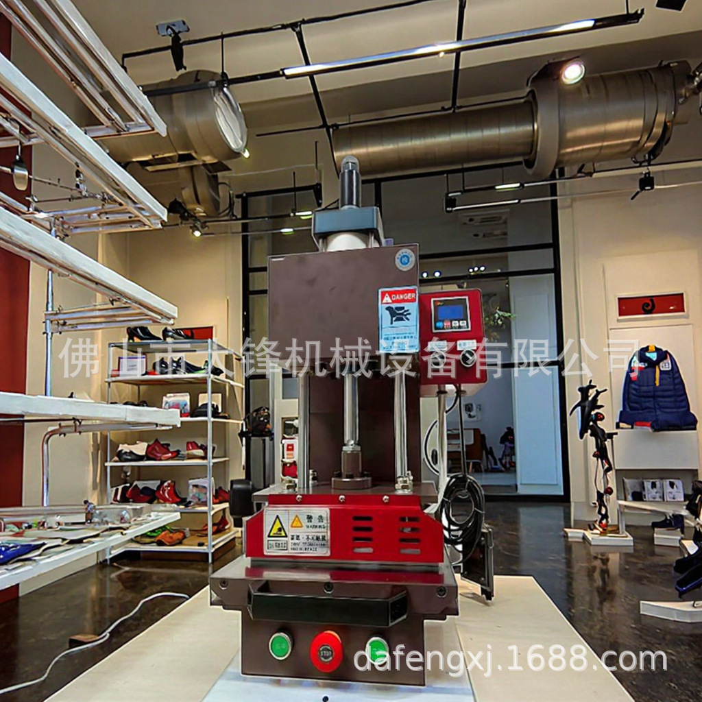 ��Ь��е�豸����ֱ��Ƥ���̱�LOGO��ѹ�̽���ӡѹ����