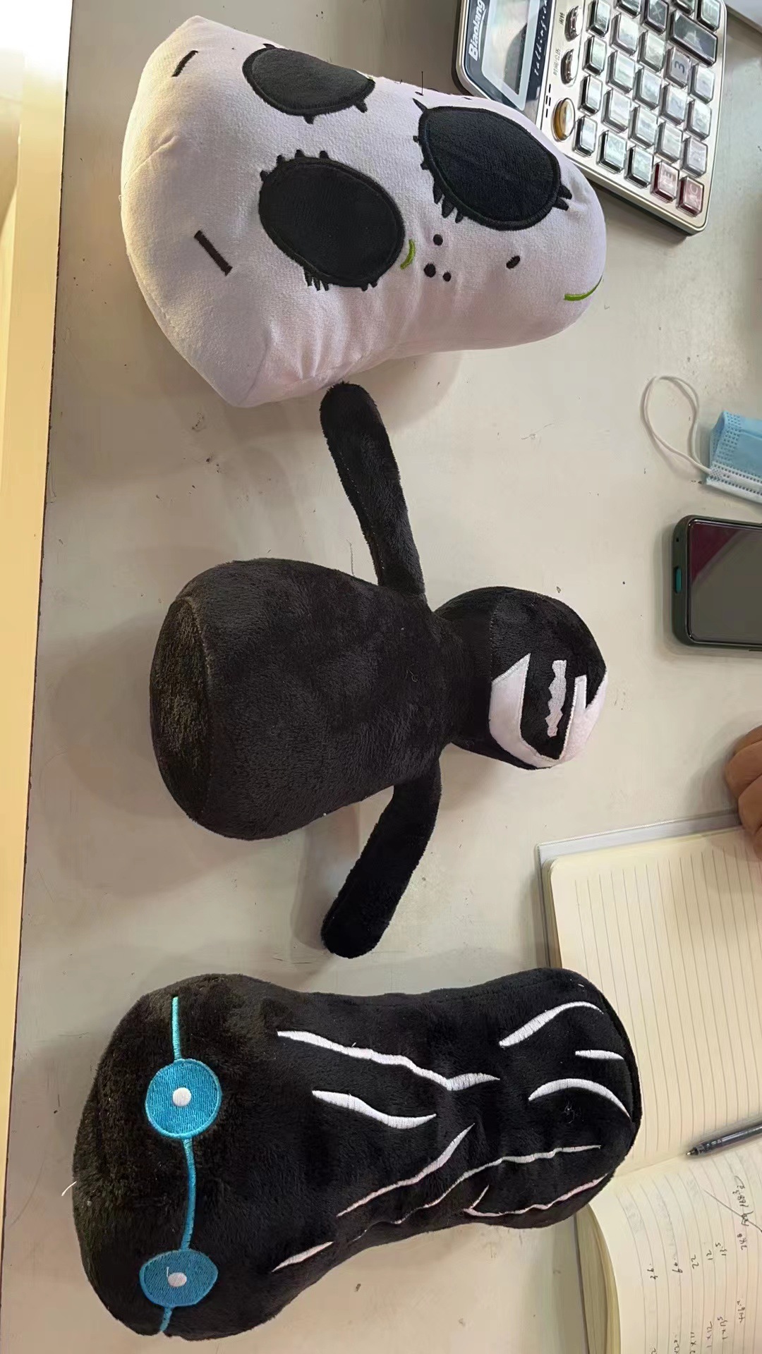Three -eyed black and white model