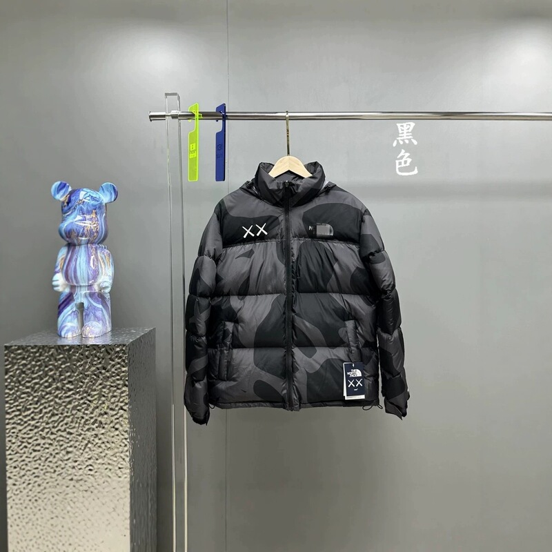 Cross-border KAWS collaboration series: 1996 Nuptse down jacket, windproof, with a stand-up collar and embroidered design, available in men’s and women’s sizes, a warm outerwear piece