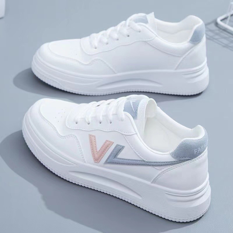 Pequeños zapatos blancos de mujer nuevos zapatos de mujer de verano versátiles de malla plana transpirable delgada zapatos de skate casuales de moda en suela gruesa