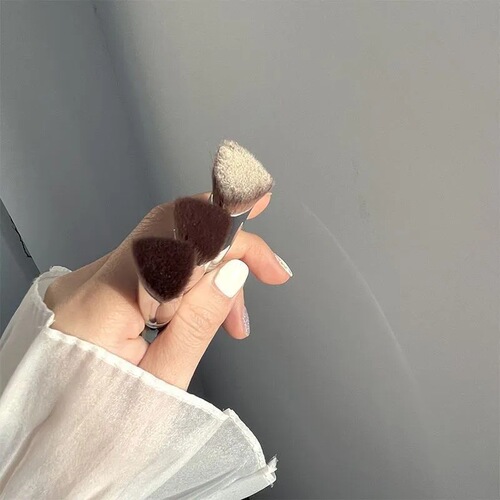 Cangzhou oblique triangular highlight smoothing comb brush soft hair does not eat powder tear groove detail concealer brightening makeup brush wholesale