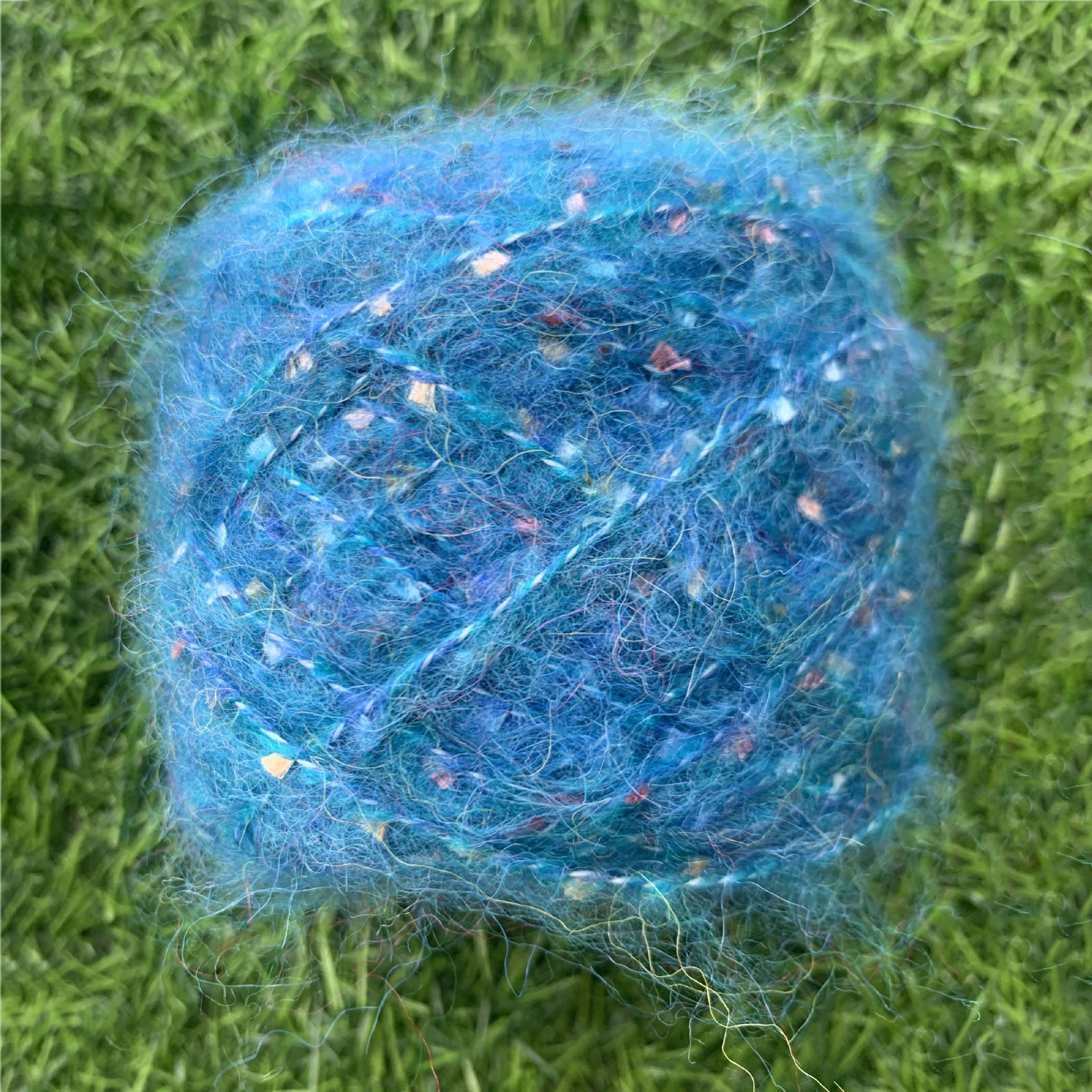 Venta al por mayor de mohair hilo de lentejuelas medio grueso colorido hecho a mano diy ganchillo piel suave suéter bola de lana paquete de material