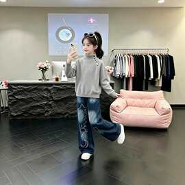 女大童洋气炸街套装秋2026新款儿童秋装纽扣毛衣牛仔裤时髦两件套