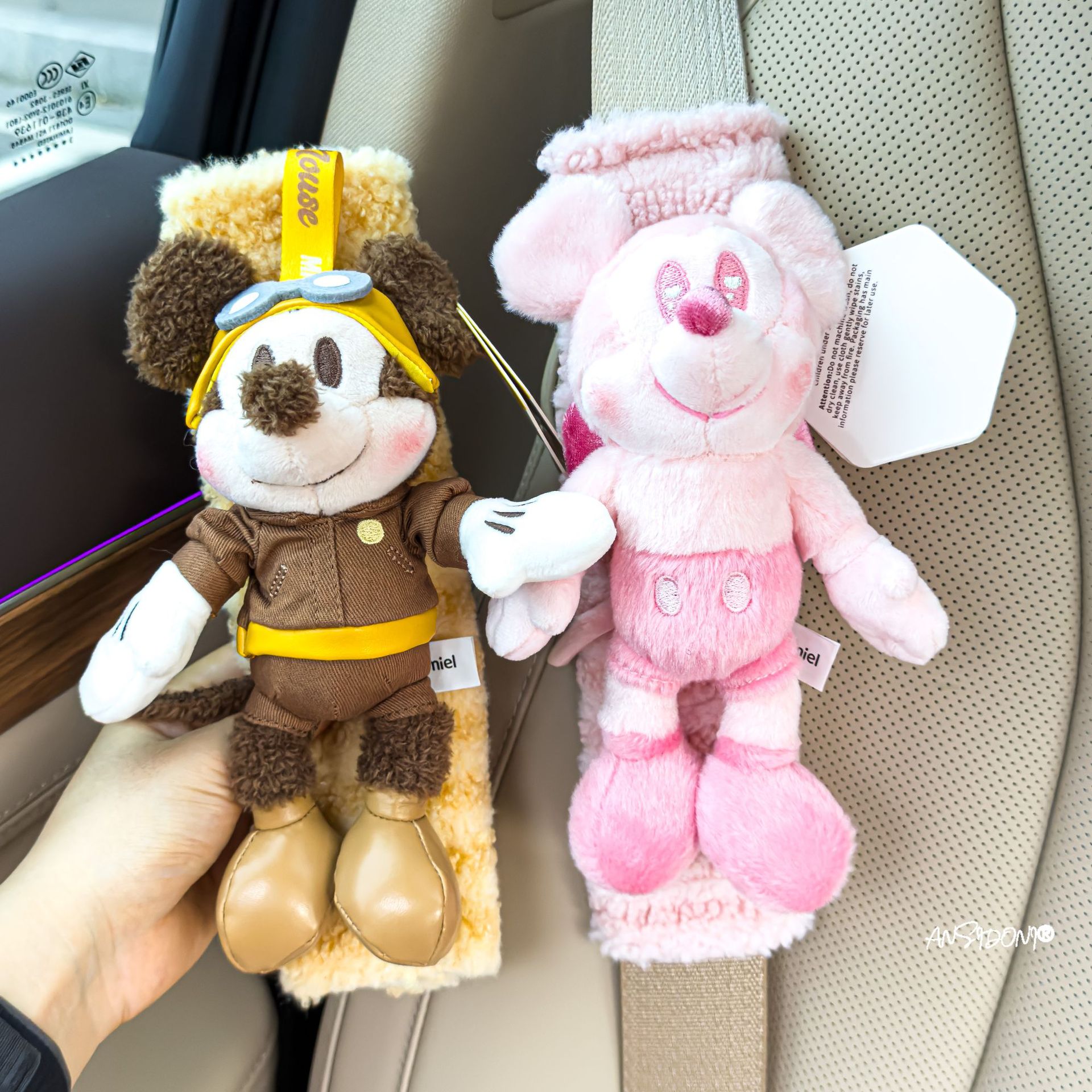 Donald Duck Car Seatbelt Shoulder Pads, Cute and Suitable for All Seasons, High-End and Soft, Children's Anti-Neck-Strain Couple Style