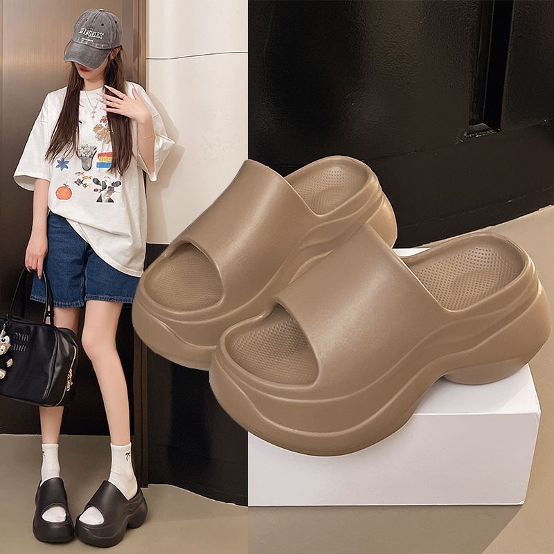 Lightweight Thick-Soled Slippers for Women Summer 2025 New Fashion Versatile Outer Wear Sandals Sexy Beach Shoes