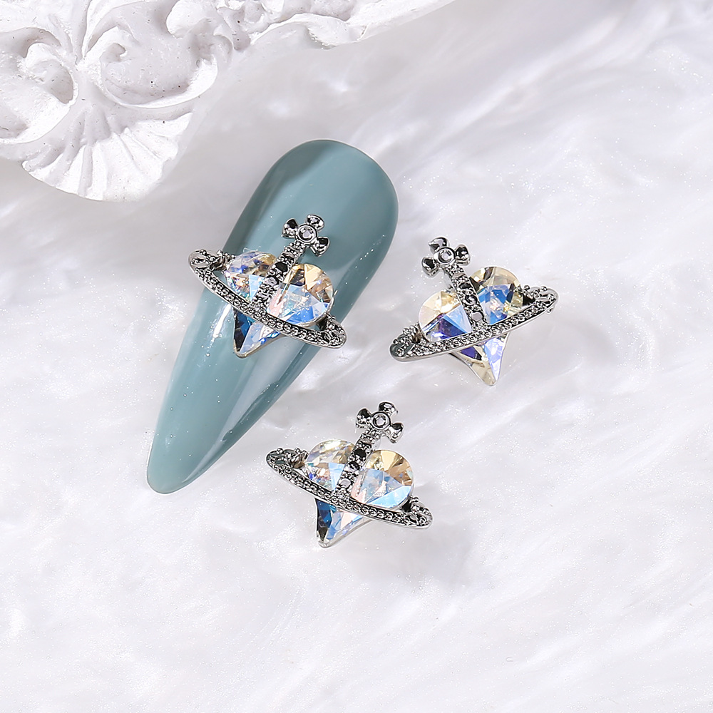 En línea celebridad reina madre uñas aleación joyería torcida melocotón corazón diamante retro estilo oscuro plata uñas accesorios de diamantes decorativos