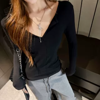 工厂秋冬半开领上衣女设计感V领正肩长袖t恤修身显瘦可外穿打底衫