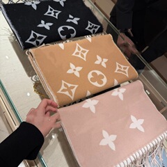 秋冬季羊毛围巾女士流苏老花字母logo羊绒披肩双面玫瑰粉黑色围脖