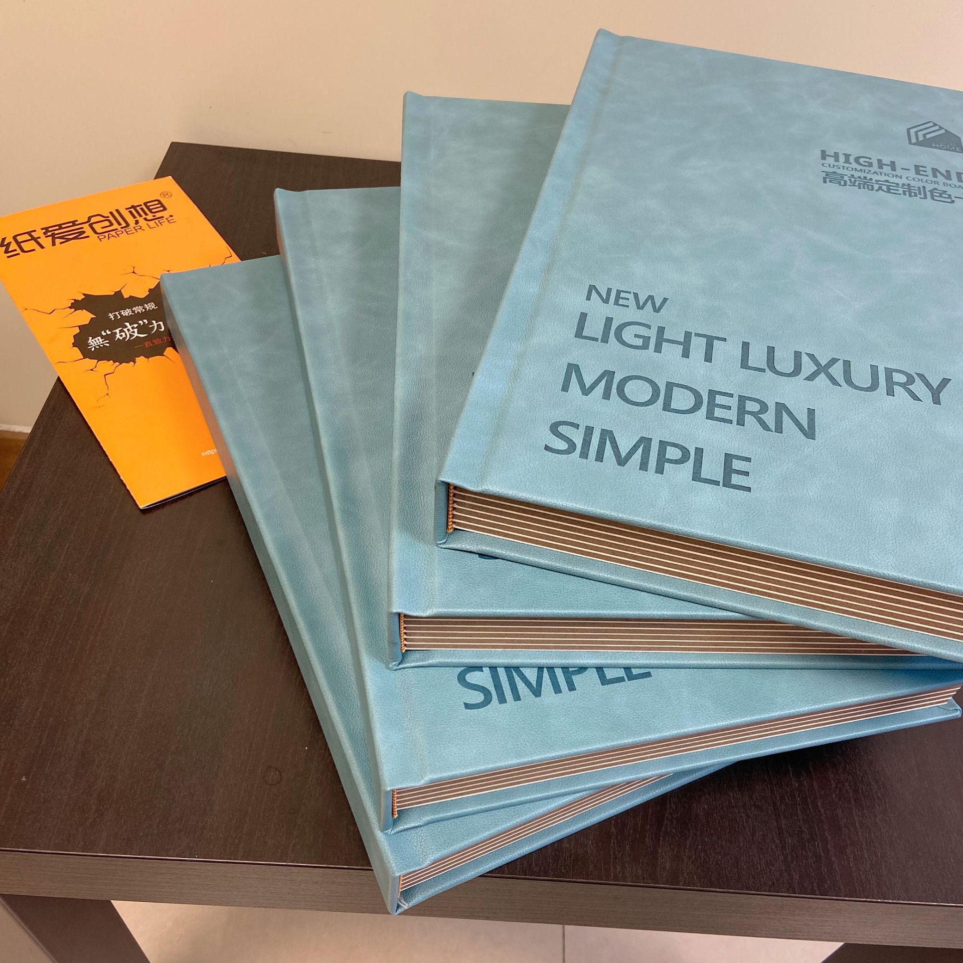 纸爱创想出品板材色卡通货系列 精装书翻页款32色板展示册