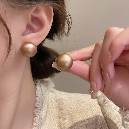 Round and flat steamed bun textured pearl earrings, temperament niche earrings, domestic Shi family pearl earrings for women