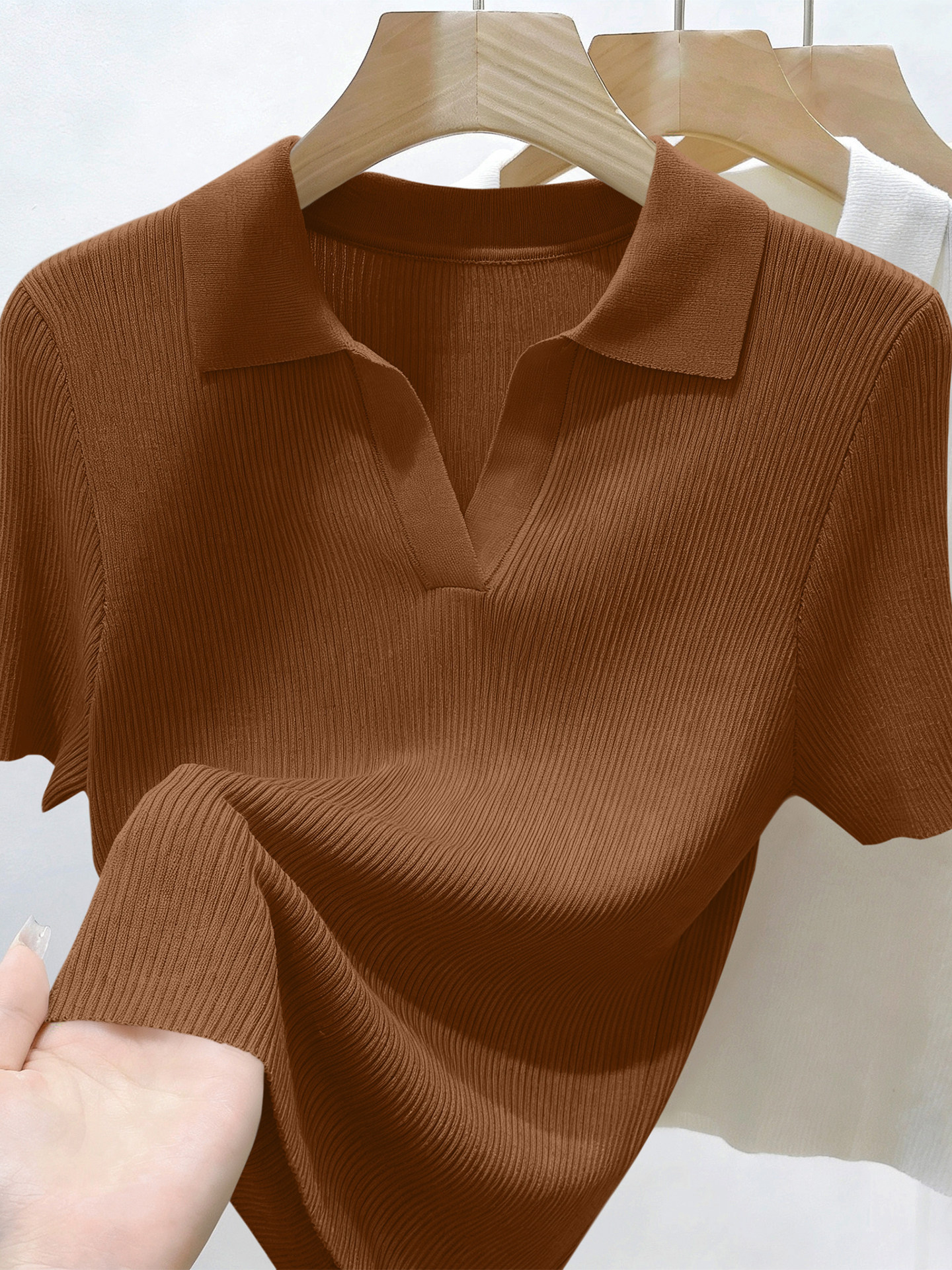 Áo thun nữ cổ polo tay ngắn dáng ôm chất liệu len mỏng mùa hè — màu xanh nhạt