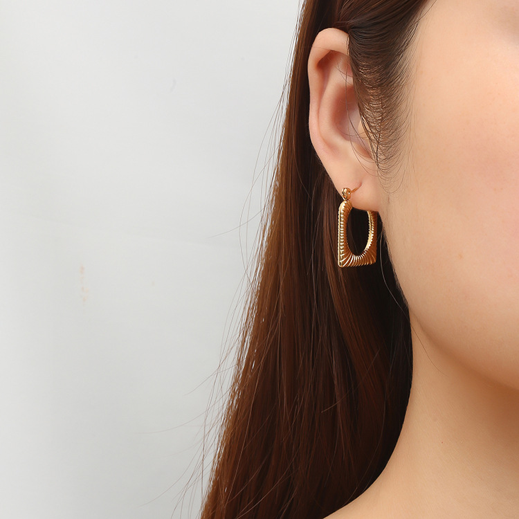 Pendientes de acero de titanio de lujo ligero de alto grado de las mujeres de moda simples de moda europea y americana cuadrados de moda pendientes de acero inoxidable