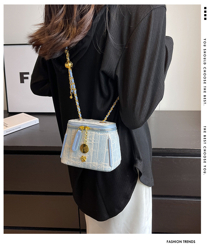 Women's Small Denim Solid Color Streetwear Zipper Crossbody Bag display picture 1