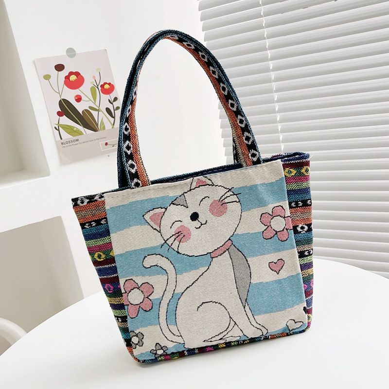 国境を越えた刺繍キャンバスのハンドバッグは女性民族風のハンドバッグを持ってカジュアルなマミーバッグのサラリーマンが弁当袋を持っている|undefined
